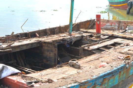 Nghề 'mổ' tàu thuyền cũ nát, bán phế liệu, phụ tùng ở Nghệ An