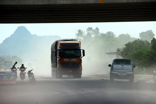 Bụi mịt mù, người dân 'thót tim' khi lưu thông trên Quốc lộ 7A