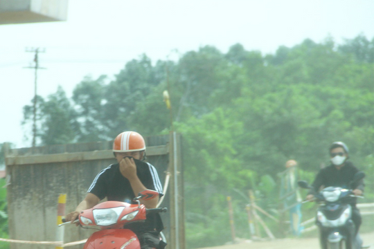 Người dân khổ sở vì lưu thông trong bụi mịt mù trên Quốc lộ 7A