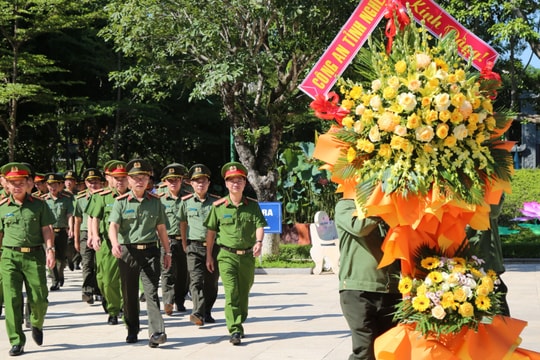 Công an Nghệ An dâng hương tưởng niệm Chủ tịch Hồ Chí Minh và đồng chí Trần Quốc Hoàn