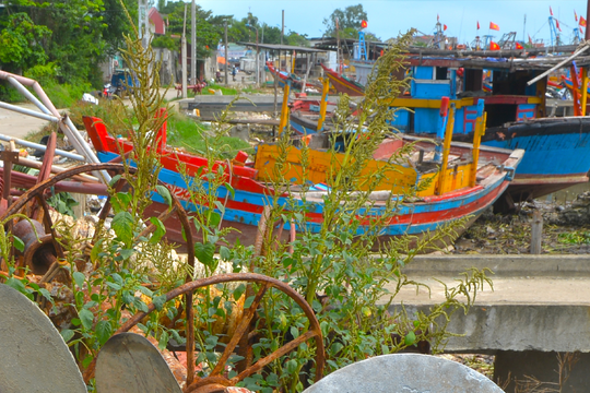 Xem nơi chuyên ‘mổ' tàu thuyền cũ nát, bán phế liệu, phụ tùng ở Diễn Châu