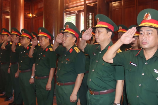 Đảng ủy Bộ Chỉ huy Quân sự tỉnh dâng hương tưởng niệm Chủ tịch Hồ Chí Minh và các anh hùng liệt sĩ