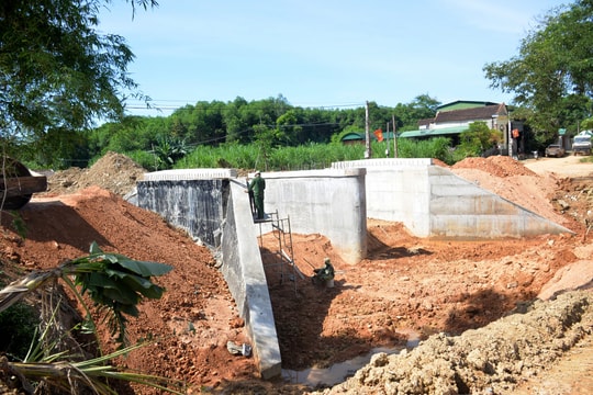 Tân Kỳ đẩy nhanh tiến độ thi công tuyến đường Hương - Phú - Hành trước mùa mưa lũ