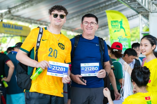 Các runner 'Giải Marathon - Cùng Faith về miền ví, giặm' hào hứng làm thủ tục check-in