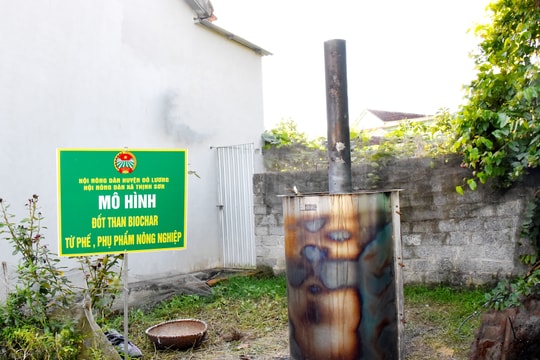 Nông dân Nghệ An lần đầu tiên vận hành lò đốt than sinh học cải tạo đất
