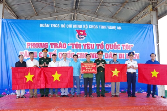  Bộ Chỉ huy Quân sự tỉnh tặng 800 lá cờ Tổ quốc cho ngư dân thị xã Cửa Lò