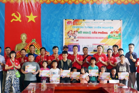 Hội đồng hương xứ Nghệ tại Hải Phòng tặng quà cho học sinh có hoàn cảnh khó khăn