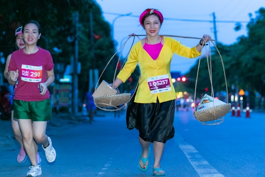 Những trang phục ấn tượng của các runner tại Giải Marathon - Cùng Faith về miền ví, giặm 