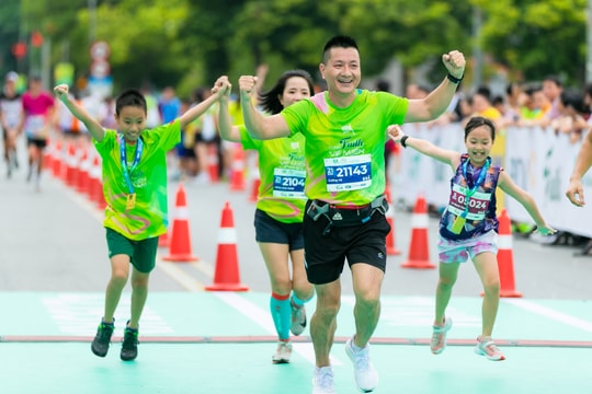 Hơn 4.000 VĐV marathon phấn khích chinh phục cung đường đẹp nhất thành Vinh