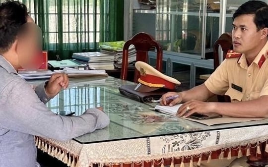 Phạt đối tượng lập nhóm Zalo ra dấu cho lái xe... né CSGT