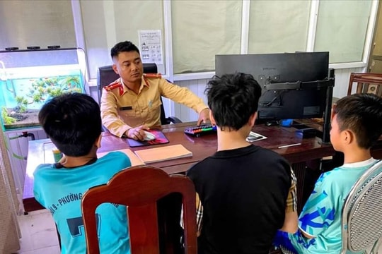 Đã xác minh được nhóm học sinh đi xe máy chở 3, không đội mũ bảo hiểm tại thành phố Vinh