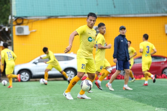 Hậu vệ Trần Đình Hoàng và nhiều cầu thủ có thể rời Sông Lam Nghệ An trước mùa giải mới