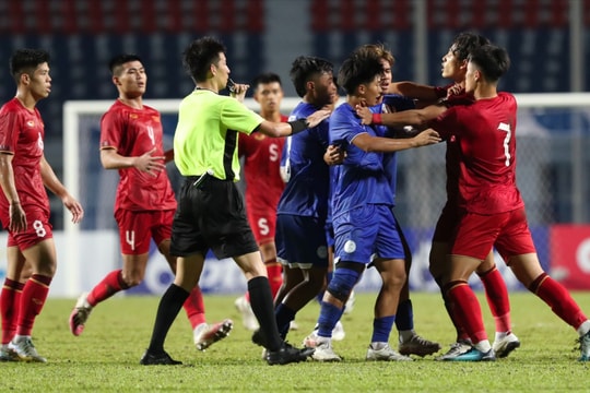 Học trò xô xát với cầu thủ Philippines, huấn luyện viên Hoàng Anh Tuấn không hài lòng 