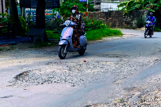 Nguy cơ tai nạn từ ổ gà, ổ voi trên tuyến đường Hải Thượng Lãn Ông (TP. Vinh)