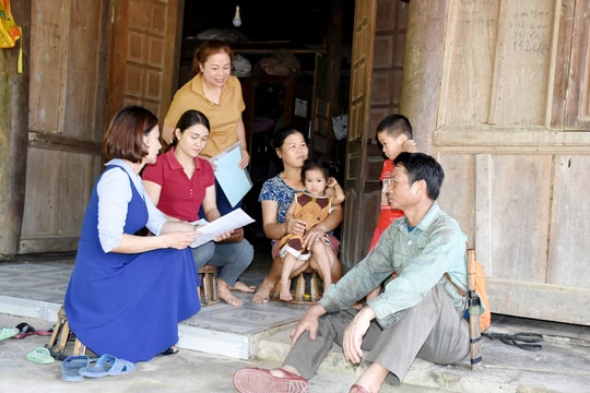 Giáo viên khu tái định cư ở Nghệ An đến tận nhà tuyển sinh cho năm học mới