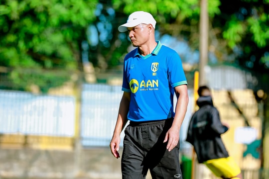 Huấn luyện viên Ngô Quang Trường có hành động 'rắn' nhắc nhở học trò trên sân 