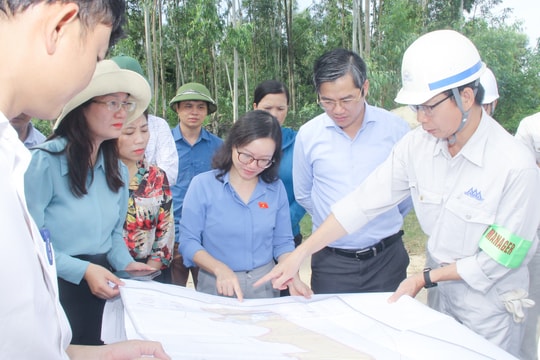 Đoàn đại biểu Quốc hội tỉnh khảo sát việc thực hiện Nghị quyết số 36 của Quốc hội tại thị xã Hoàng Mai và huyện Diễn Châu