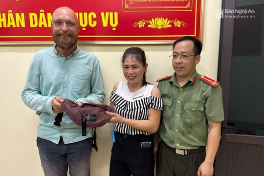 Người phụ nữ trả lại giấy tờ, tài sản bị mất cho du khách Nga