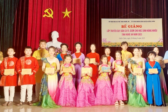 Bế giảng lớp truyền dạy dân ca ví, giặm tại huyện Diễn Châu