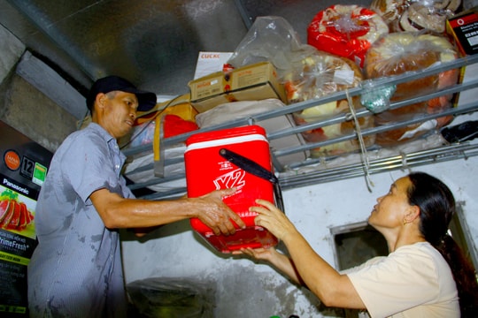 Người dân vùng lũ xứ Nghệ kê, gác đồ đạc trước mùa mưa bão đến