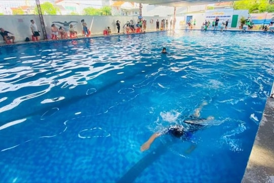 Nam sinh 13 tuổi đuối nước trong bể bơi trường học tại TP Vinh