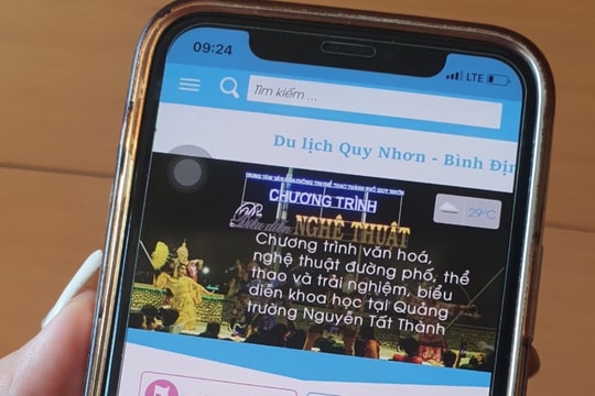 Chỉ một thao tác quét mã QR, du khách dễ dàng chọn những điểm đến hấp dẫn 