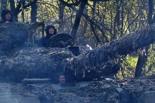 Cựu cố vấn Mỹ khuyên Ukraine điều xe tăng Liên Xô tới các bãi mìn của Nga