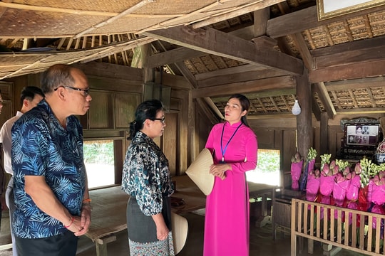 Chánh án Toà án nhân dân tối cao nước Cộng hoà dân chủ nhân dân Lào dâng hoa, dâng hương tại Khu Di tích Kim Liên