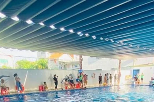 Nam sinh 13 tuổi đuối nước trong bể bơi trường học tại TP Vinh