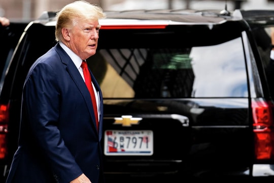 Donald Trump trở thành Tổng thống Mỹ đầu tiên bị chụp ảnh hồ sơ khi bị bắt