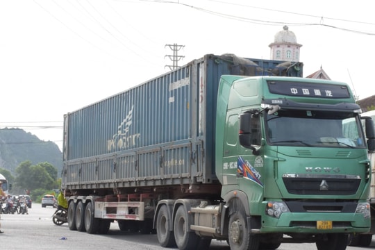 Xe máy va chạm xe tải, một phụ nữ tử vong