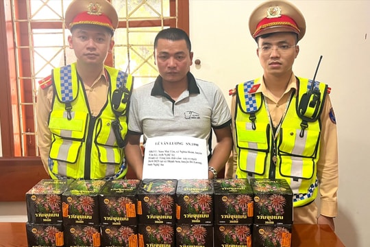 Cảnh sát giao thông phát hiện lái xe khách tàng trữ gần 20kg pháo nổ