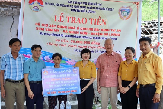 Trao 100 triệu đồng hỗ trợ xây dựng nhà ở cho người nghèo tại huyện Đô Lương