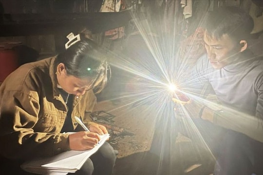 Giáo viên vùng cao Nghệ An vượt rừng, thắp đèn đến từng nhà vận động học sinh tựu trường