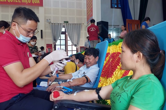 1.200 tình nguyện viên huyện Diễn Châu tham gia hiến máu 
