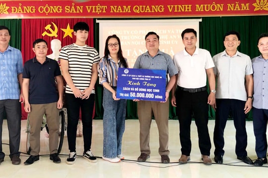 Ban Nội chính Tỉnh ủy tặng quà học sinh nghèo ở huyện Quỳ Châu