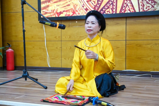 NSƯT Bạch Vân biểu diễn tri ân thầy cô Trường Cao đẳng Văn hóa - Nghệ thuật Nghệ An