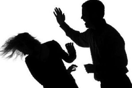 Dùng chổi quét nhà đánh vợ, người đàn ông ở Nghệ An bị phạt 15 triệu đồng