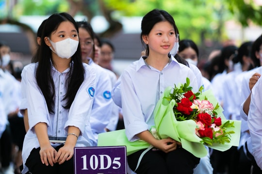 Học sinh thành phố Vinh phấn khởi trong ngày tựu trường