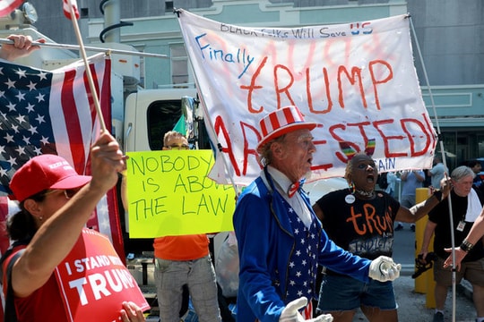 'Mỹ xung đột với chính mình'