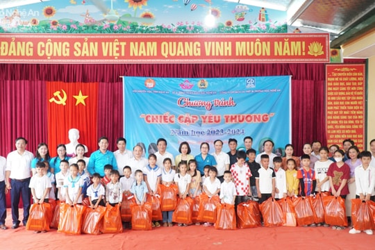 Chương trình ‘Chiếc cặp yêu thương’ trao 250 suất quà cho học sinh vùng khó của huyện Con Cuông