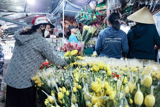 Mâm cỗ làm sẵn hút khách, giá cả các mặt hàng ổn định dịp Rằm tháng Bảy