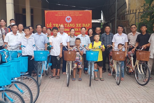 Trao 160 xe đạp cho học sinh có hoàn cảnh khó khăn ở Diễn Châu