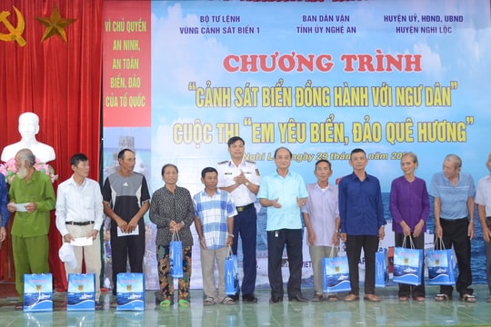 Bộ Tư lệnh Vùng Cảnh sát biển 1 tổ chức chương trình 'Cảnh sát biển đồng hành với ngư dân' tại Nghệ An