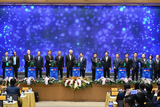 Thủ tướng Chính phủ Phạm Minh Chính và Thủ tướng Singapore Lý Hiển Long ấn nút khởi công VSIP Nghệ An II