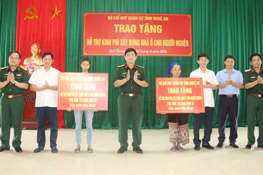 Bộ chỉ huy Quân sự tỉnh trao tiền hỗ trợ xây dựng nhà ở cho người nghèo huyện Quế Phong
