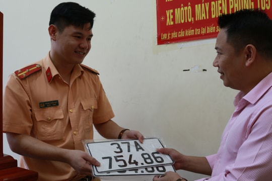 'Gỡ khó' thủ tục sang tên đổi chủ khi làm biển số định danh