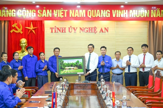 Đoàn đại biểu Đoàn Thanh niên nhân dân cách mạng Lào chào xã giao lãnh đạo tỉnh Nghệ An
