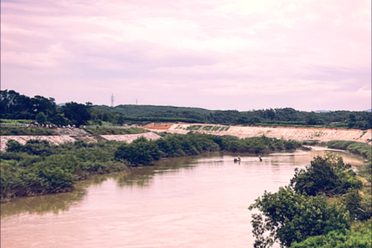 Tìm kiếm cháu bé nghi trượt chân đuối nước