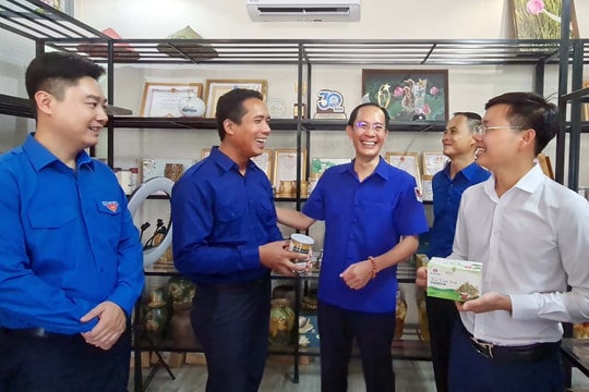 Đoàn đại biểu Thanh niên nhân dân cách mạng Lào tham quan mô hình kinh tế tại Nghệ An